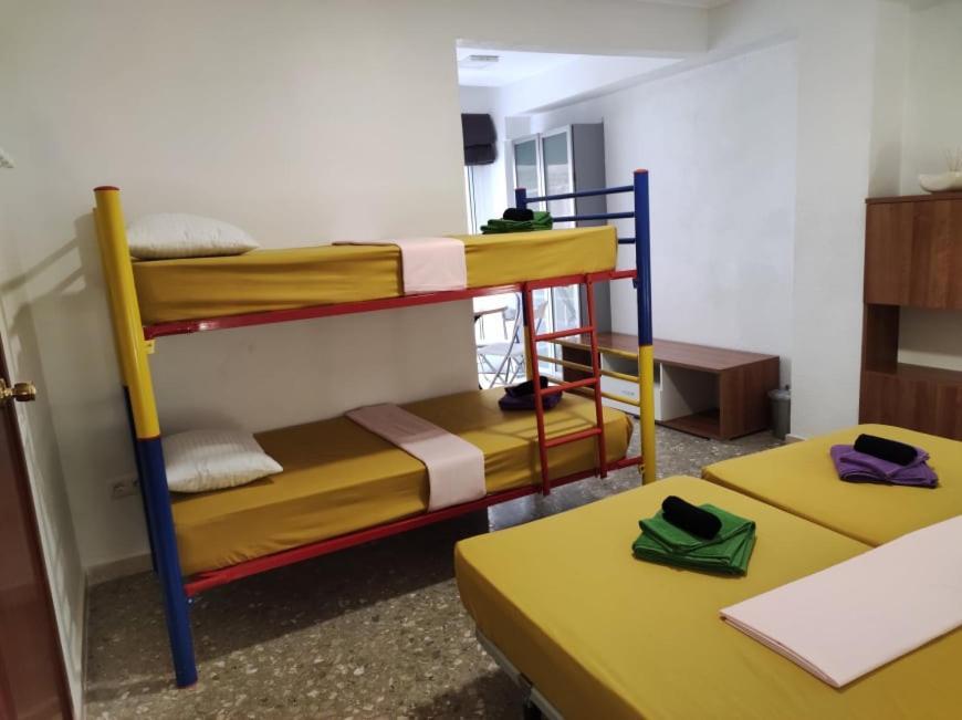 35-4- Комната В Квартире С Раздельными Кроватями И Холодильником Для От 1 До 5 Человек В Центре Аликанте Alicante Exterior foto